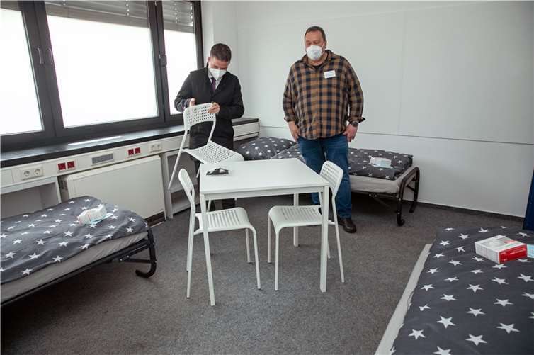 Bürgermeister Holger Jung (li.) und der stellvertretende Ordnungsamtsleiter Joachim Neienhuis-Wibel überzeugten sich bei einem Besuch vor Ort, dass die städtische Sammelunterkunft für Flüchtlinge aus der Ukraine im ehemaligen Jobcenter am Neuen Markt Einsatz klar ist. Fotos: -JOST-