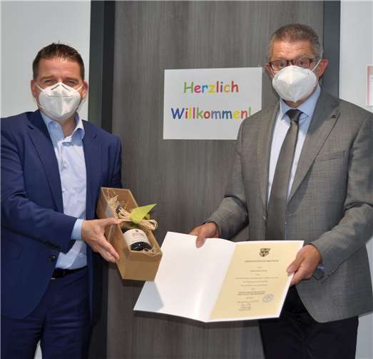 Bürgermeister Holger Jung (links) heißt den Ersten Beigeordneten Hans Dieter Wirtz an seinem neuen Arbeitsplatz willkommen. Foto: Stadt Meckenheim
