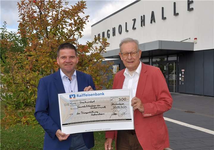 Bürgermeister Holger Jung (links) überreicht als Vorsitzender des Stiftungsvorstands der Bürgerstiftung den Spendenscheck an Gerhard Klose vom Verein „Freunde und Förderer der Kirchenmusik in Meckenheim“. Foto: Bürgerstiftung Meckenheim