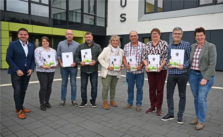 Bürgermeister Holger Jung (links) und Britta Röhrig (rechts) gratulieren den Jubilarinnen und Jubilaren: Isabell Müller (2.v.l.), Mathias Carstens (3.v.l.), Uwe Kirstein (4.v.l.), Anja Arndt (5.v.l.), Uwe Puhl (6.v.l.), Beate Zimmermann (7.v.l.) und Elmar Hutmacher (8.v.l.). Foto: Stadt Meckenheim