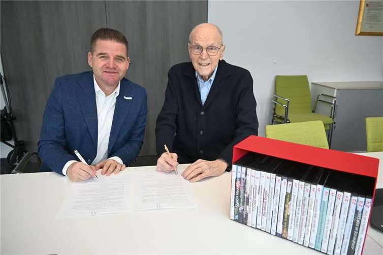 Bürgermeister Holger Jung (links) und Christian Bauer unterzeichnen den Schenkungsvertrag. Foto: Stadt Meckenheim