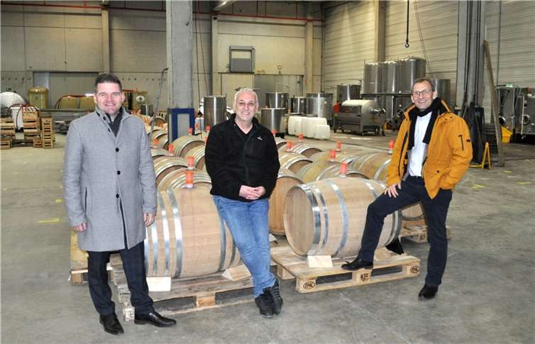 Ein Ahrtal-Winzer in Meckenheim Bürgermeister Holger Jung (links) und Wirtschaftsförderer Dirk Schwindenhammer (rechts) besuchen Winzer Ludwig Kreuzberg (Mitte) in seiner neuen Produktionsstätte. Foto: Stadt Meckenheim