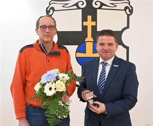 Bürgermeister Holger Jung (rechts) begrüßt den neuen Ortsvorsteher von Altendorf, Dirk Schalaster. Foto: Stadt Meckenheim