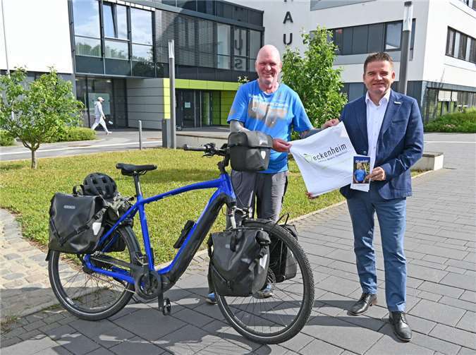 Bürgermeister Holger Jung (rechts) begrüßt mit Oliver Trelenberg (links) eine außergewöhnliche Persönlichkeit am Rathaus. Foto: Stadt Meckenheim