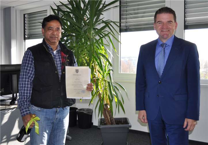 Bürgermeister Holger Jung (rechts) gratuliert Amjad Farooq zum Dienstjubiläum.Quelle: Stadt Meckenheim.