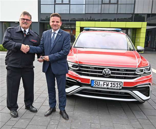 Bürgermeister Holger Jung (rechts) übergibt die Autoschlüssel an Wehrleiter Günter Wiegershaus (links). Foto: Stadt Meckenheim