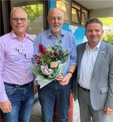 Bürgermeister Holger Jung (rechts) und Oliver Krauß, Mitglied des Landtages, (links) gratulieren der Tafel Rheinbach-Meckenheim und ihrem Vorsitzenden Dr. Uwe Petersen (Mitte) zum 25-jährigen Jubiläum.  Quelle: Stadt Meckenheim