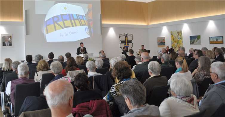 Bürgermeister Holger Jung rückte in seiner Rede Freiheit, Demokratie und Solidarität in den Mittelpunkt. Quelle: Stadt Meckenheim