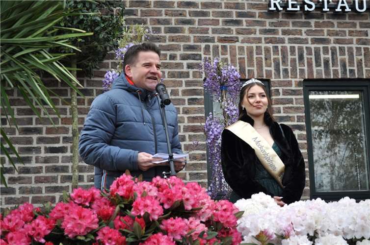 Bürgermeister Holger Jung und Blütenkönigin AntoniaAugenstein eröffneten das 14. Blütenfestwie immer am Bahnhof Meckenheim.