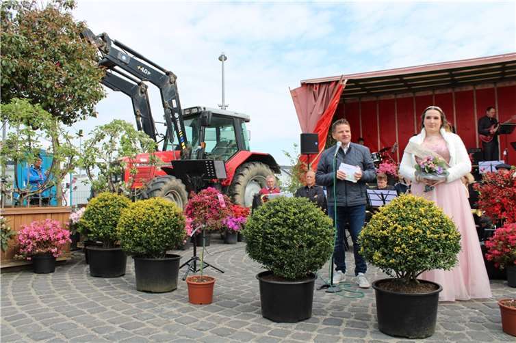 Bürgermeister Holger Jung und Blütenkönigin Celina Kotz eröffneten das Meckenheimer Blütenfest 2022. Fotos: DU