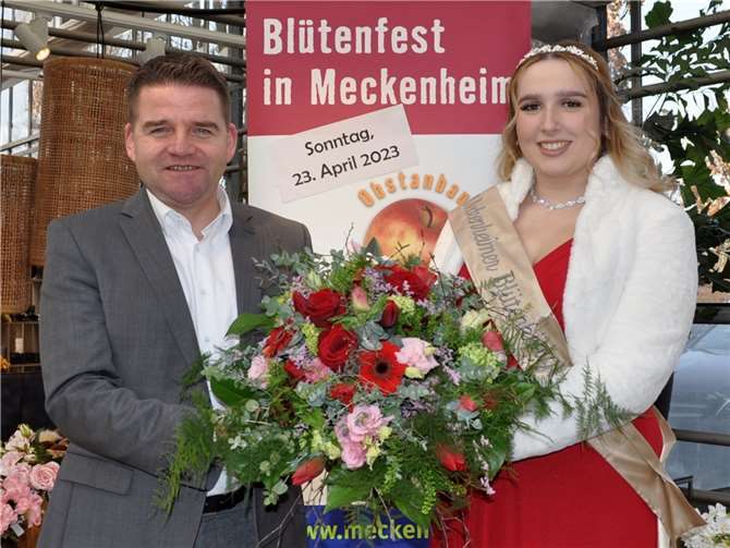 Bürgermeister Holger Jung und Blütenkönigin Celina Kotz freuen sich auf eine Vielzahl an Veranstaltungen, bei denen die Regentin als sympathische Botschafterin für ihre Heimat Meckenheim werben wird.  Quelle: Stadt Meckenheim