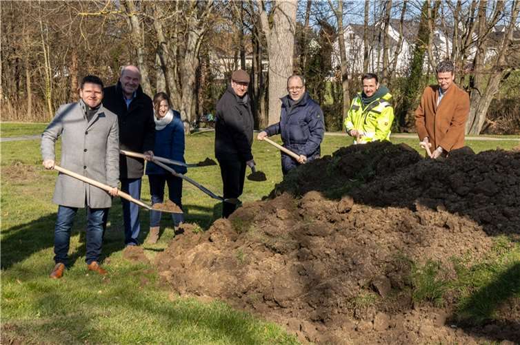 Bürgermeister Holger Jung (v.l.), Heinrich Schäfer, Michaela Kempf, Marcus Witsch, Heinz-Peter Witt, Roman Kremer und René Düppen bei Spatenstich in Meckenheim beim Spatenstich für den Hochwasserschutz in der Swisttaue in Meckenheim.  Fotos: CEW