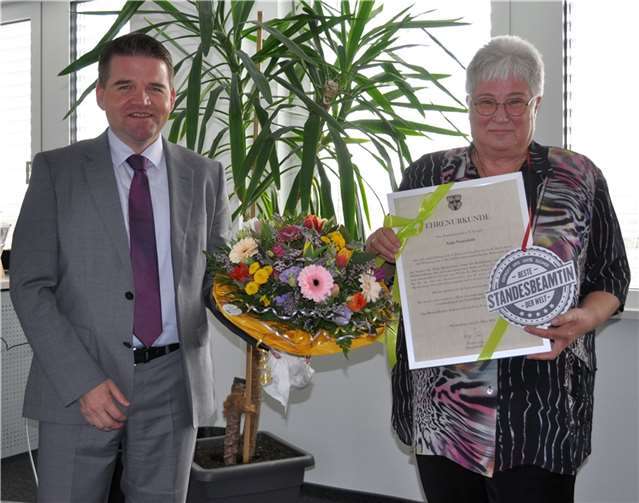 Bürgermeister Holger Jung wünscht Anita Neuenfeld alles Gute für den neuen Lebensabschnitt. Foto: Stadt Meckenheim