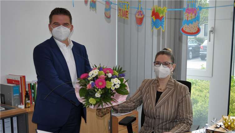 Bürgermeister Holger Jung wünscht Anna Sitner einen „super Start“ als neue Leiterin der Jugendhilfe.Quelle: Stadt Meckenheim