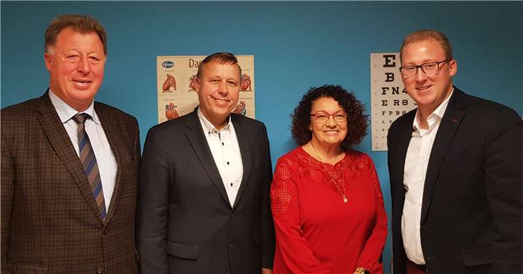 Bürgermeister Horst Rasbach, Dr. med. Stephan Kern, Dipl.-Med. Elisabeth Lange, Ortsbürgermeister Philipp Rasbach.