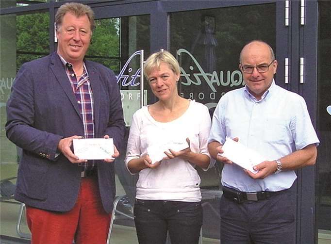 Bürgermeister Horst Rasbach übergab der Schulleiterin der Gutenberg-Schule Dierdorf, Frau Andrea Theisen-Welsch und dem Schulleiter der Hermann-Gmeiner-Schule Maischeid, Herrn Hermann-Josef Schneider, die Gutscheine für besondere Leistungen der Schulkinder.privat