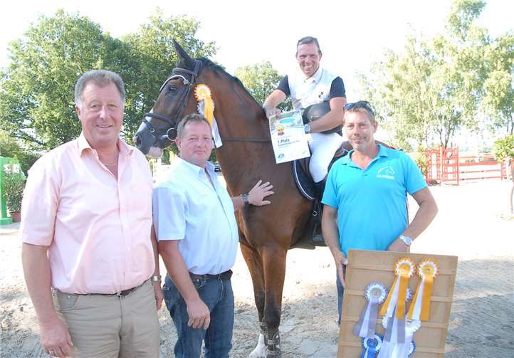 Bürgermeister Horst Rasbach von der Verbandsgemeinde Dierdorf gratulierte dem Sieger im Großen Preis von Dierdorf. Die Verbandsgemeinde hatten bei dem Turnier einen Nachwuchsförderpreis ausgelobt.