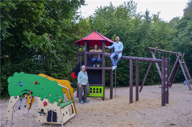 Bürgermeister Ingendahl bedankte sich vor Ort bei der Bandorfer Fraueninitiative, vertreten durch die Vorsitzende Frau Dr. Spohner und Frau Klattenhoff, für den von ihnen erbrachten finanziellen Zuschuss über 5.000,00 Euro. Foto: privat