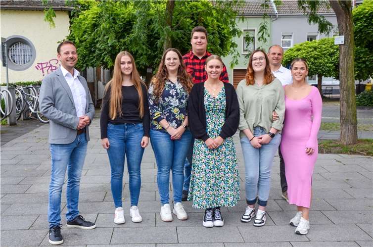 Bürgermeister Ingendahl (l.) gratuliert den Auszubildenden zur bestandenen Prüfung. Foto: Verena Weyl