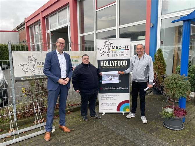 Bürgermeister Jan Ermtraud, Carsten Kley (hollyfood), Torsten Dasbach (MED FIT). Foto: Verbands