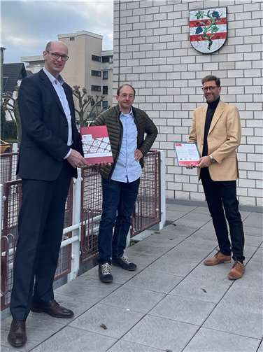 Bürgermeister Jan Ermtraud, Unternehmensvertretung ETAIN, Markus Weber und Wirtschaftsförderer, Detlef Odenkirchen, werben gemeinsam für das Projektvorhaben „pu²sh“ für Unternehmen, welches vom Europäischen Sozialfond, ESF kostenfrei angeboten wird.  Foto: privat