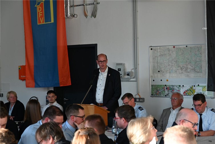 Bürgermeister Jan Ermtraud konnte zahlreiche Mitglieder der Feuerwehren, Jugendf...