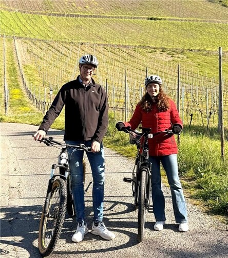 Bürgermeister Jan Ermtraud und Rebecca Merklin, Sachbearbeiterin für Klimaschutz, Klimaanpassung und Energie in der Bad Hönninger Verwaltung läuten das diesjährige Stadtradeln ein.  Foto: Jan Ermtraud