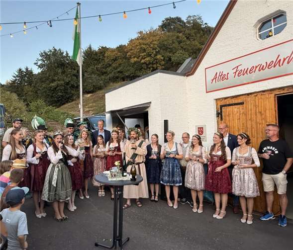 Neuer Platz an der Alten Schule schafft festlichen Rahmen Bürgermeister Jörg Jungbluth begrüßt die Weinmajestäten aus Rheinbrohl-Hammerstein, Leutesdorf, Erpel, Unkel und Rhöndorf. Foto: privat