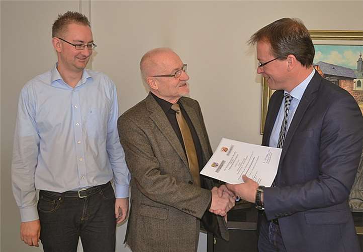 Bürgermeister Jörg Lempertz (3.v.r.) überreicht Winfried Walentowski (Mitte) die Ernennungsurkunde. Christian Gelhard, Seniorenbeauftragter der VG Mendig, bezeugt das Geschehen.