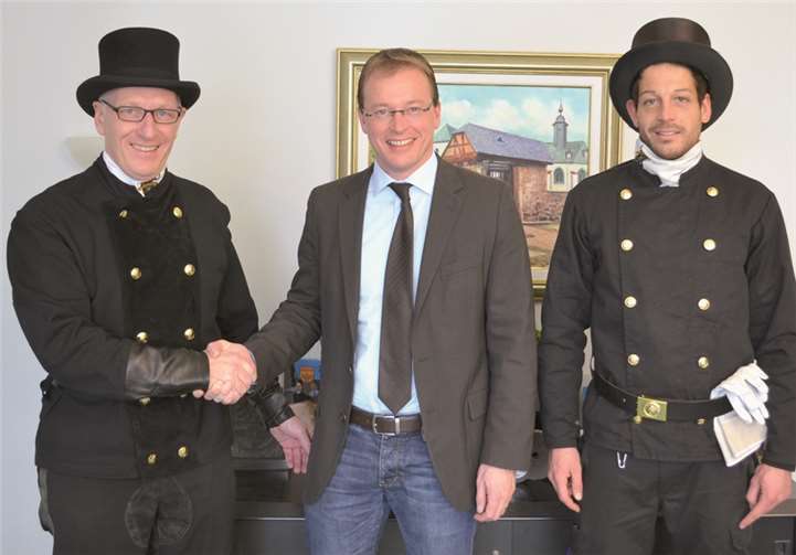 Bürgermeister Jörg Lempertz (Bildmitte) zeigte sich erfreut über den Überraschungsbesuch der beiden Schornsteinfeger.privat