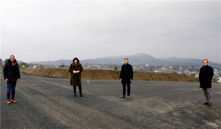 Bürgermeister Jörg Lempertz, Landtagskandidatin Anette Moesta, B-Kandidat Felix Dötsch und der 1. Beigeordneter Joachim Plitzko auf der neuen Trasse der K 55 (v. li.). Foto: CDU Kreisverband Mayen-Koblenz