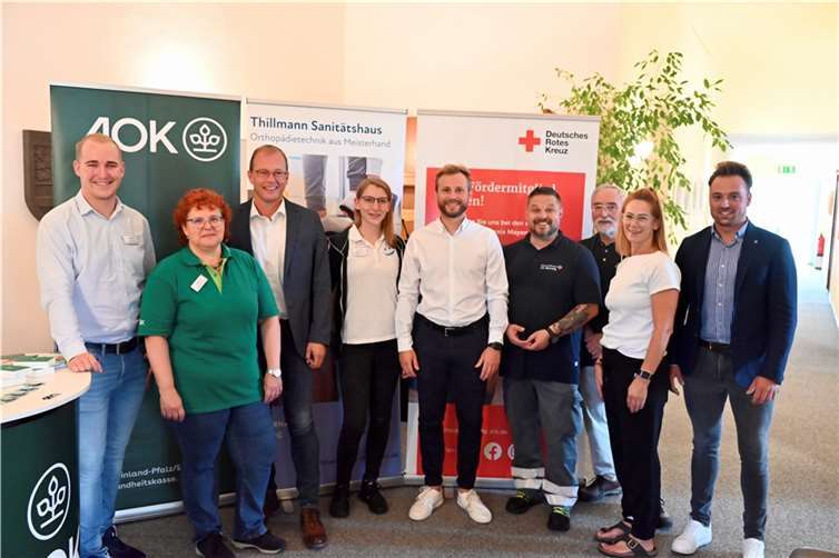 Bürgermeister Jörg Lempertz begrüßt die Kooperationspartner des DRK Ortsvereins Mendig e.V., der AOK Rheinland-Pfalz sowie des Sanitätshauses Thillmann in Mendig nach zweijähriger Corona-Pause zur siebten Auflage des Gesundheitstags im Rathaus der Verbandsgemeinde Mendig.  Foto: VG Mendig