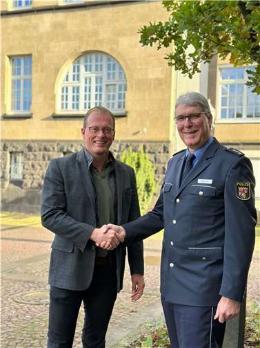 Bürgermeister Jörg Lempertz (links) empfängt den neuen Leiter der Verkehrsdirektion Koblenz, Patrick Brummer (rechts), vor dem historischen Rathaus der Verbandsgemeinde Mendig.  Fotos: VG Mendig
