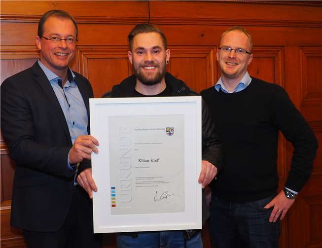 Bürgermeister Jörg Lempertz mit dem „Retter“ Kilian Kreft (Mitte) und dem Einsatzleiter der Feuerwehr, Christopher Wittig.privat