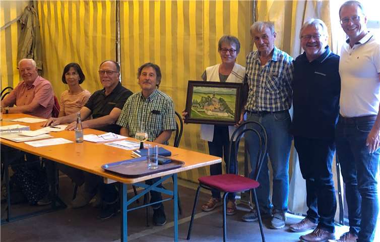 Bürgermeister Jörg Lempertz (rechts) brachte dem Ehepaar Sesterhenn ein Ölgemälde mit.Foto: privat