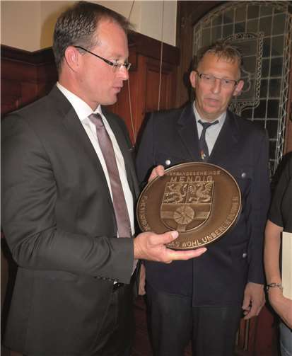 Bürgermeister Jörg Lempertz überreichte dem langjährigen engagierten Wehrführer Bernd Dreiser den Großen Wappenteller der Verbandsgemeinde Mendig.