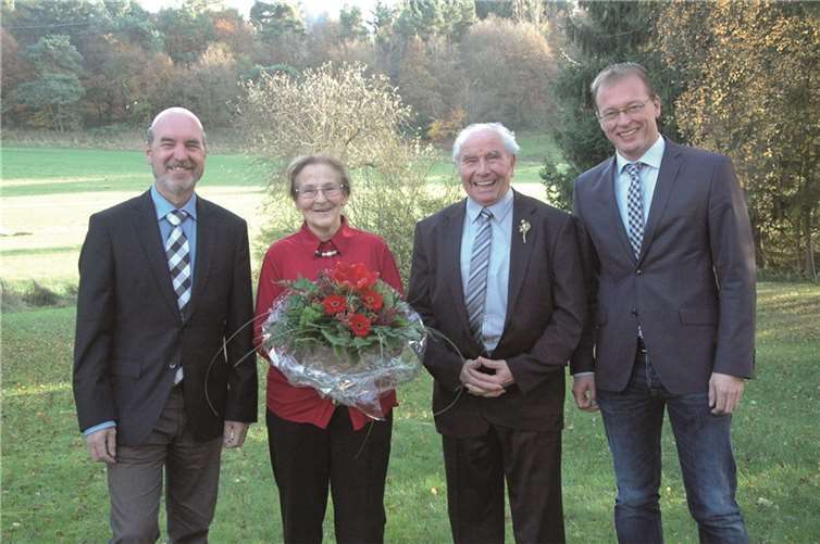 Bürgermeister Jörg Lempertz und Ortsbürgermeister Rudolf Wingender gratulierten dem Ehepaar Schüller herzlich zur Goldenen Hochzeit. privat