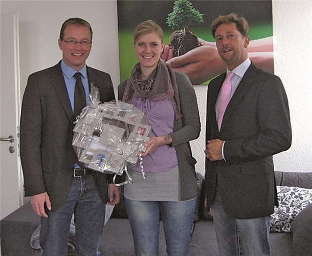 Bürgermeister Jörg Lempertz und Wirtschaftsförderer Detlef Odenkirchen gratulieren Sandra Bell zur Eröffnung.privat