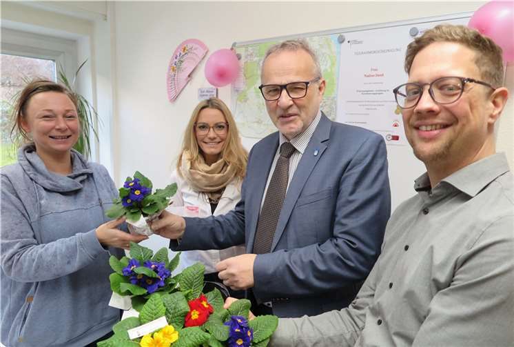 Bürgermeister Jörg Schmidt (2.v.r.), Beigeordneter Swen Christian (r.) und Gleichstellungsbeauftragte Tamara Schneider (2.v.l.) überreichen den Rathaus-Mitarbeiterinnen ein blumiges „Dankeschön“.  Foto: Gemeinde Wachtberg/mm