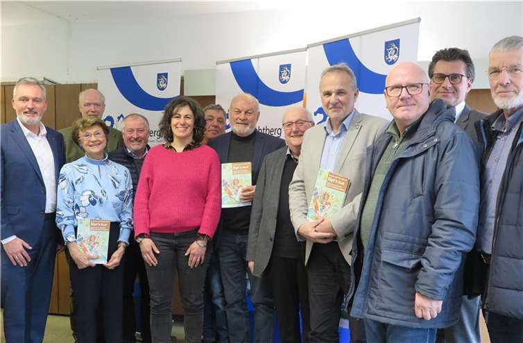 Bürgermeister Jörg Schmidt (4.v.r.) und Dieter Dresen (6.v.r.) mit den Sponsoren von 2022.  Foto: Gemeinde Wachtberg/mm