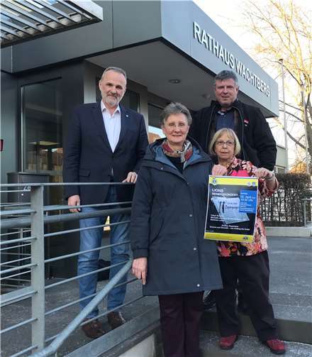 Bürgermeister Jörg Schmidt, Activity-Beauftragte Dr. Angelika Wurm, Musiker Matthias Lesch von „Doppelgänger“, Dr. Gudrun Mieth-Leichsenring (PR-Beauftragte) (v.l.n.r.)Foto: Lions Club Meckenheim-Wachtberg