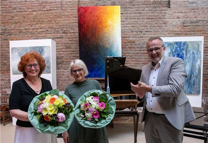 Bürgermeister Jörg Schmidt (CDU) dankte den beiden Organisatorinnen Marlies Frech und Margit Märtens für ihre hervorragende Arbeit bei der Vorbereitung der Wachtberger Kulturwochen.