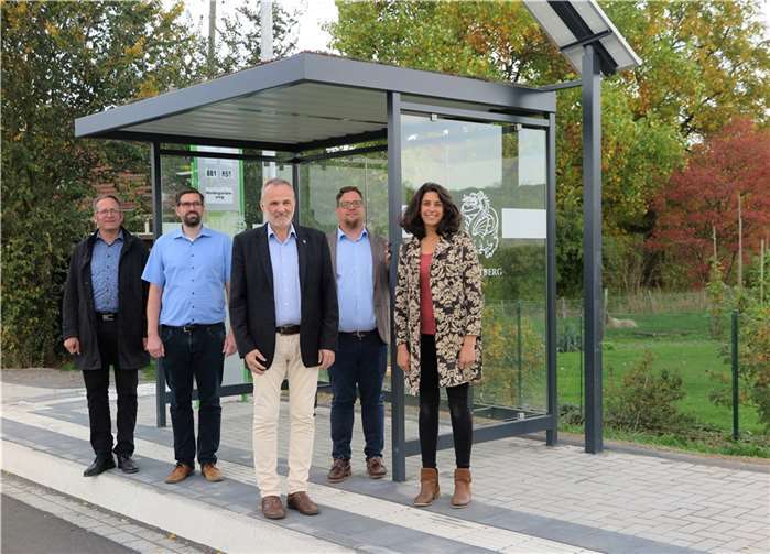 Bürgermeister Jörg Schmidt (Mi.) mit Swen Christian (2.v.r.), Christian Pohl (2.v.l.) sowie Tobias Teichner und Mira Schwarzenberger an der Haltestelle „Heidegartenweg“ in Holzem.  Foto: Gemeinde Wachtberg