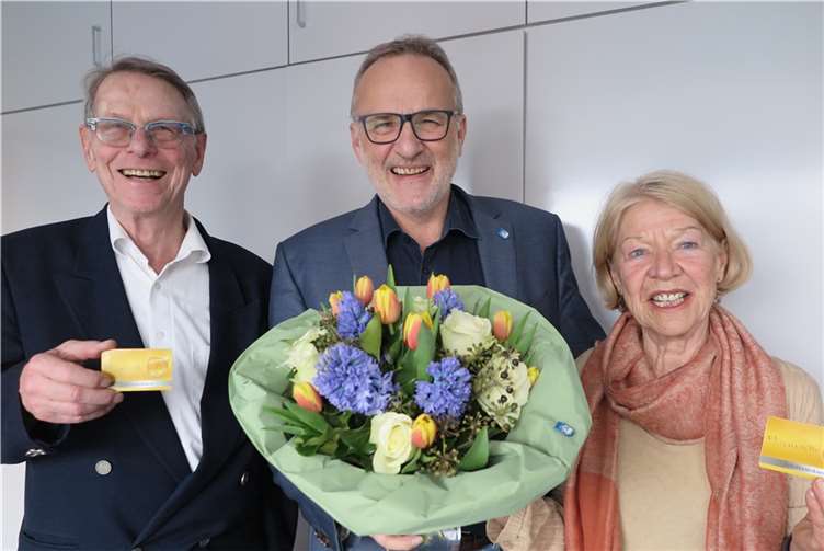 Bürgermeister Jörg Schmidt (Mitte) mit Maria und Hans Böhm bei der Übergabe der Jubiläumsehrenamtskarten.  Foto: Gemeinde Wachtberg/mm