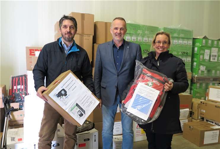 Bürgermeister Jörg Schmidt (Mitte) traf Manuela Schmidt und Jochen Schmitz von wachtberg4help am Tag, bevor die Gruppe einen zweiten Hilfstransport auf den Weg brachte.  Foto: Gemeinde Wachtberg/mm