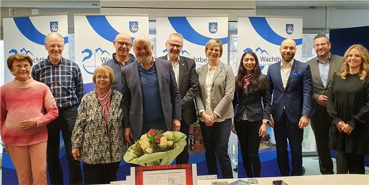 Bürgermeister Jörg Schmidt (Mitte) und Dieter Dresen (5.v.l.) dankten den Sponsoren von Käpt’n Book 2023. Fotos: Gemeinde Wachtberg/mf