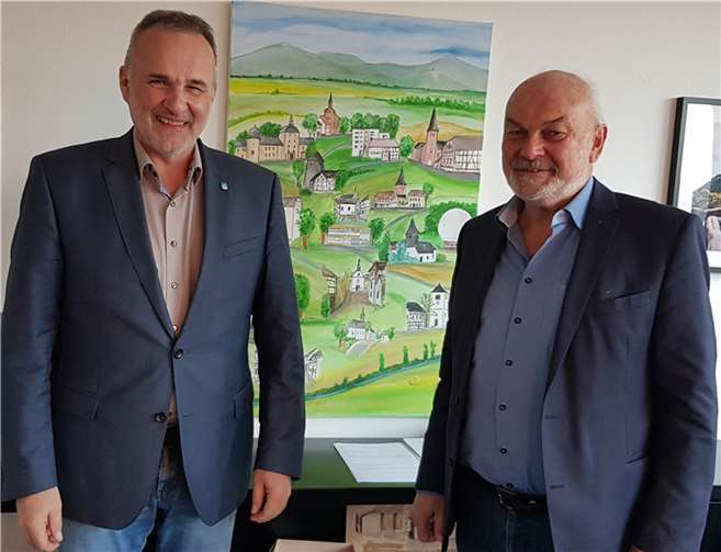 Bürgermeister Jörg Schmidt dankt dem Leiter des Büchereiverbundes Wachtberg, Dieter Dresen, für sein Engagement. Foto: Gemeinde Wachtberg