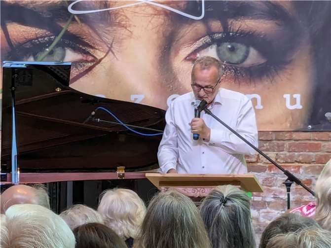 Bürgermeister Jörg Schmidt dankte allen, die zur Vorbereitung der „Wachtberger Kulturwochen“ beitragen. Fotos: KS