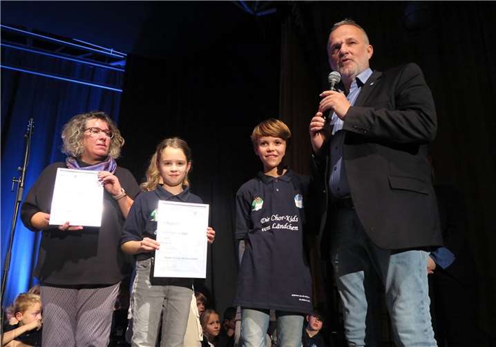 Bürgermeister Jörg Schmidt freut sich mit Schulleiterin Elke Weyers und den Kindern über die tolle Auszeichnung. Foto: Gemeinde Wachtberg/mm