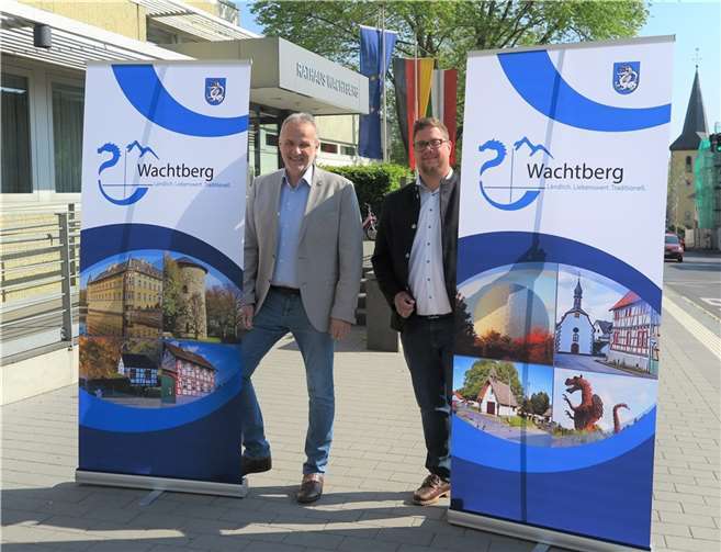 Bürgermeister Jörg Schmidt (l.) und Beigeordneter Swen Christian präsentieren das neue Logo der Gemeinde Wachtberg, das auf zwei Roll-Ups schon schön zum Einsatz kommt.  Foto: Gemeinde Wachtberg/mm